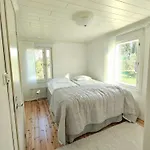 Idyllinen Moekki Ja Pihasauna - Sisaeltaeae Liinavaatteet Ja Loppusiivouksen * 칼라조키