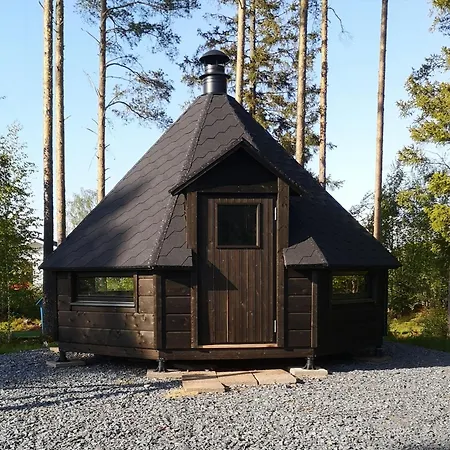 Idyllinen Moekki Ja Pihasauna Jokirannassa - Sisaeltaeae Liinavaatteet Ja Loppusiivouksen *